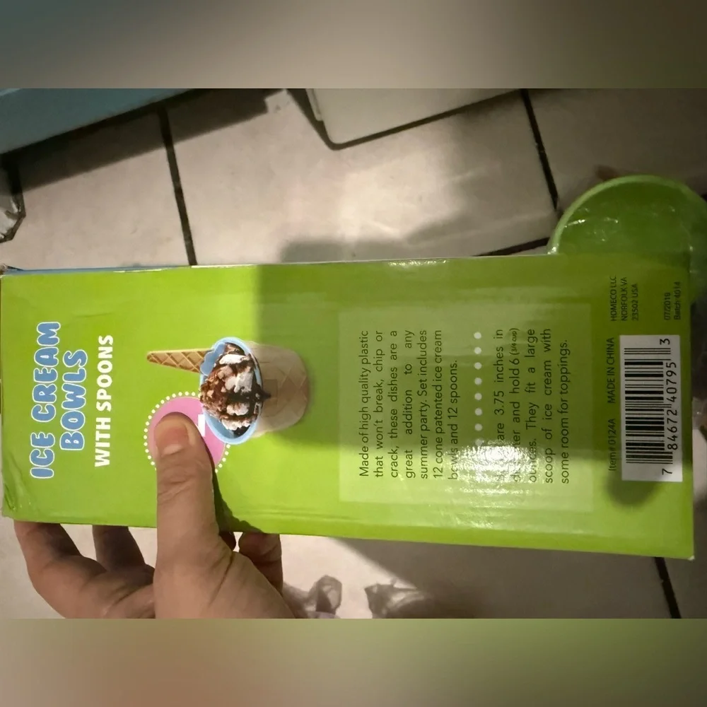 Greenco Ice Cream , pack of  (8) each cup with a spoon inside ,new